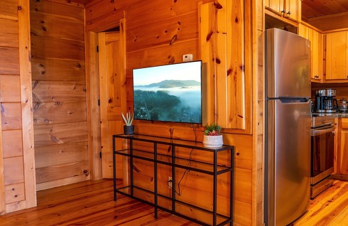 West Jefferson House | Rustic Log Cabin TH | Spacious King Suite | Views | Fire Pit | Walk Downtown WJ