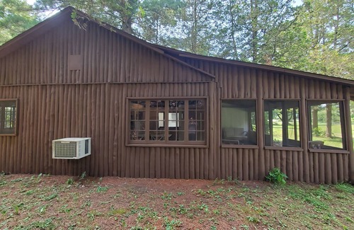 Applegate Cottage | Rustic Log Cottage - Steps to Onsite Beach + Amenities