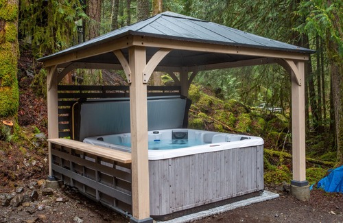 Glacier House | Rustic Lux Log Home w/Hot tub, Sauna, Pet Friendly and Mtn View