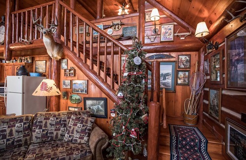 Hayward Cabin | Rustic Luxurious Log Cabin on magestic Round Lake at Richardson Bay cabin 7