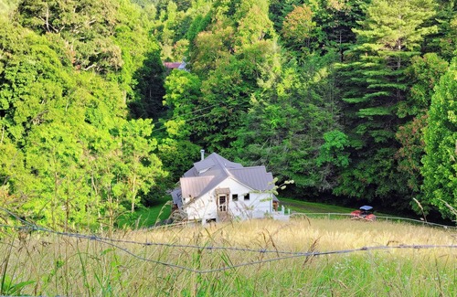 Marshall House | Rustic Luxury Estate, Secluded w/hot tub & scenic views.
