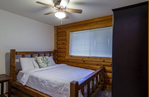 Warrens House | Rustic Luxury Getaway with On-Site Restaurant and Pool, Near Three Bears Resort