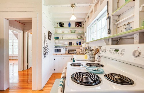 Wilmington Cottage | Rustic Marlboro Cottage: 4 Mi to Lake Raponda!