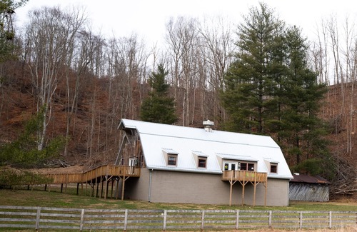 Gnaw Bone House | Rustic meets industrial: pet-friendly barn with near Nashville, Indiana!