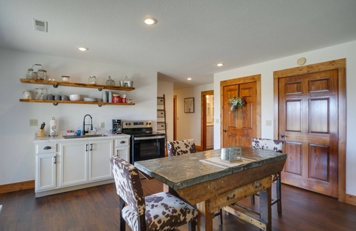 Greenfield Apartment | Rustic Missouri Vacation Rental w/Hill Views!