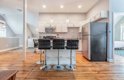 Old Orchard Beach Apartment | Rustic-Modern Barn Retreat Near OOB Beach & Pier