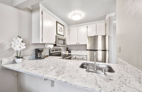 Lakeside Park Condo | Rustic Mountain Condo | Near Ski Lifts