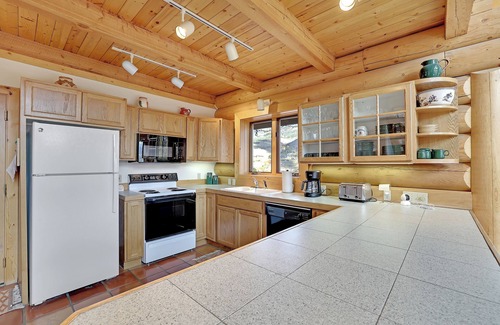 Three Peaks House | Rustic Mountain Escape with Panoramic Views