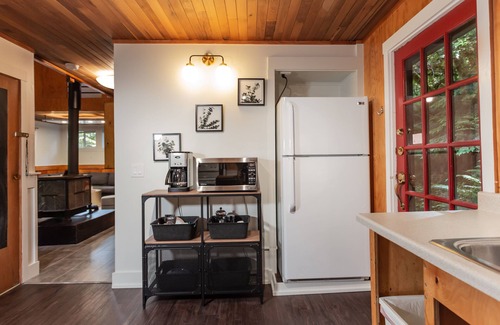 Glacier House | Rustic Mountain Hideaway ~Hot Tub, EV charger, wood stove, Pets welcome !