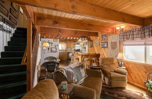 Big Bear Lake Cabin | Rustic Mountain Retreat. Trail access,fenced yard