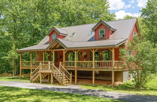Long Pond House | Rustic Mtn Home | Hot Tub | Fire Pit| Game room