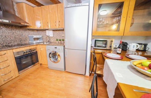 Sants-Montjuic Apartment | Rustic Poblesec 2bd Apartment