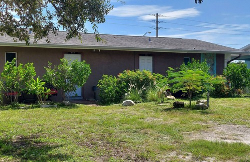 Tropic Apartment | Rustic private apt. "zen" @ Eau Gallie Downtown & 5 minutes Melbourne Beach