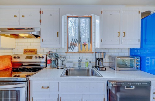 Stroudsburg Cabin | Rustic Private Cabin Outdoor Hot tub w/Lake View