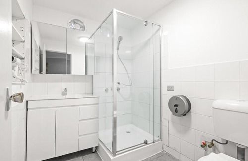 Auburn House | Rustic Queen Room - Conveniently Located - Shared Bathroom