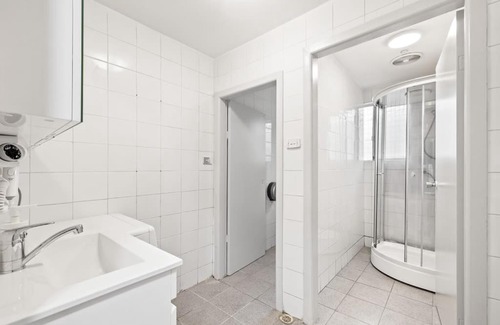 Auburn House | Rustic Queen Room - Conveniently Located - Shared Bathroom