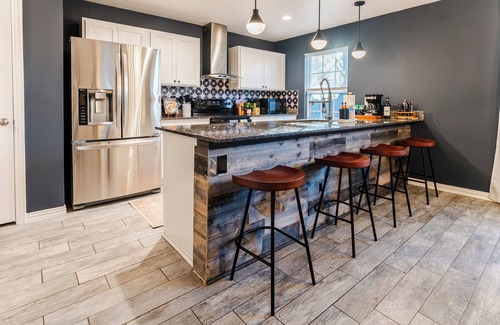 West Dallas House | Rustic Ranch Retreat - King Bed, Patio & Free Parking
