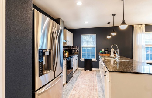 West Dallas House | Rustic Ranch Retreat - King Bed, Patio & Free Parking