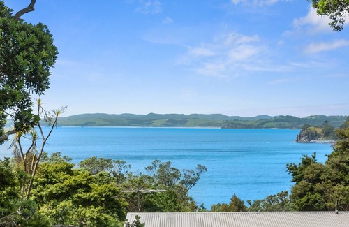 Leigh House | RUSTIC RESET ON THE GRID - MATHESON BAY HOLIDAY HOME in Mathesons Bay