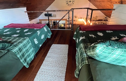 Cassville Other | Rustic Retreat: Country Charm Cabin Welcomes Large Families and Furry Friends!