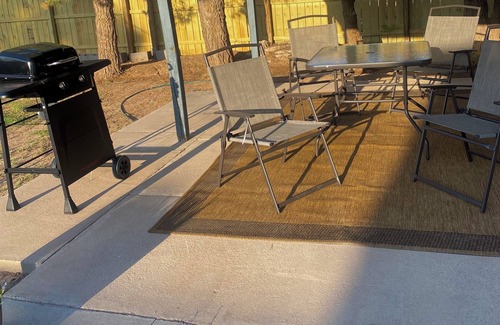 Carlsbad House | Rustic Retreat Cozy 2BR Fast Wi-Fi, Private Yard, Patios & Everything You Need