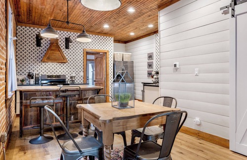 The Hill Apartment | Rustic Retreat on The Hill by StayLage