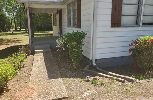 Stockbridge House | Rustic Retreat & Smokehouse Eats, 3BR Home, Event Space w/Food Truck Stockbridge