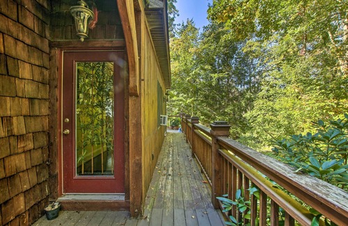 North Branford House | Rustic Retreat w/Hot Tub in North Branford!