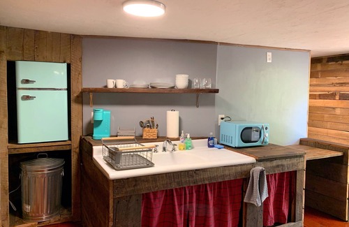 Roan Mountain Cabin | Rustic Ridge a cabin close to hiking and skiing!