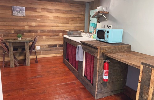 Roan Mountain Cabin | Rustic Ridge a cabin close to hiking and skiing!