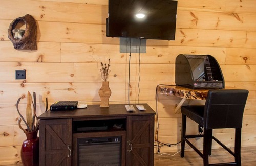 Tuxedo House | Rustic Ridge Getaway - Cozy Tiny Cabin Near Asheville and Blue Ridge Mountains