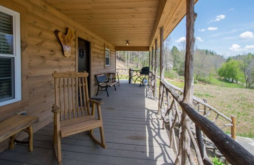 Tuxedo House | Rustic Ridge Getaway - Cozy Tiny Cabin Near Asheville and Blue Ridge Mountains