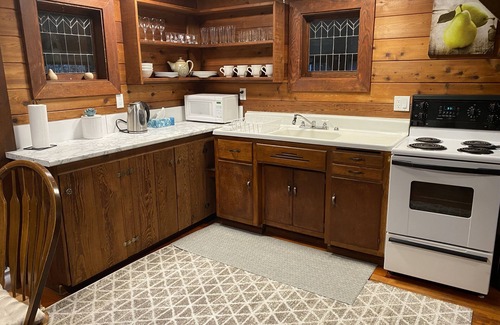 Courtenay Cabin | Rustic riverside cabin with easy access to town, trails and Mt Washington