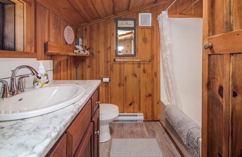 Courtenay Cabin | Rustic riverside cabin with easy access to town, trails and Mt Washington