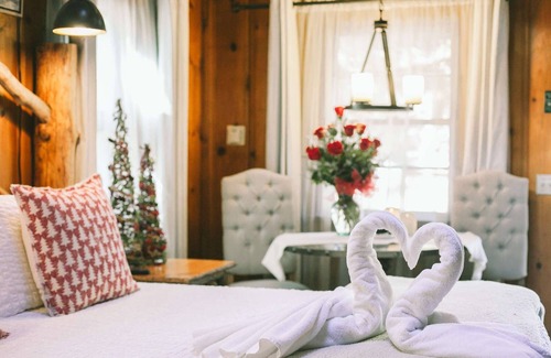 Twin Peaks Hotel | Rustic Romance - Studio | One Bed | ¾ Bathroom with Jacuzzi | Sleeps Two