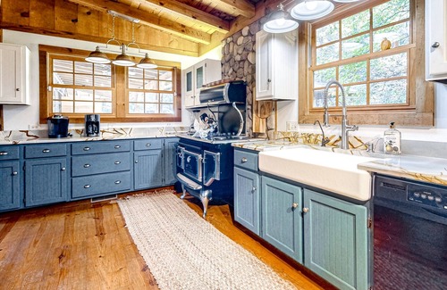 Seymour Cabin | Rustic secluded cabin with fireplace, deck, firepit, grill, mtn views - dogs OK