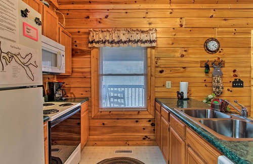 Sevierville Cabin | Rustic Sevierville Cabin w/Covered Porch!