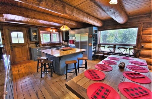 Purgatory Cabin | Rustic & Spacious Log Cabin w/Private Hot Tub, Amazing Views, 4 Miles to Ski