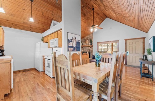 Branson West Cabin | Rustic Stonebridge Cabin, near Silver Dollar City Pools>Golf>Lake>Nature