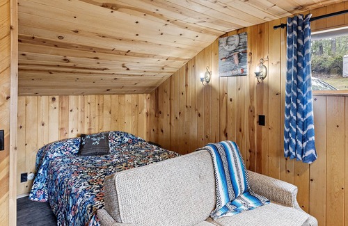 Mason County Cabin | Rustic studio cabin on Haven Lake