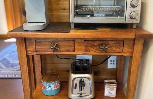 Penn Valley Apartment | Rustic Studio Getaway in the California Gold Country - Pet Friendly