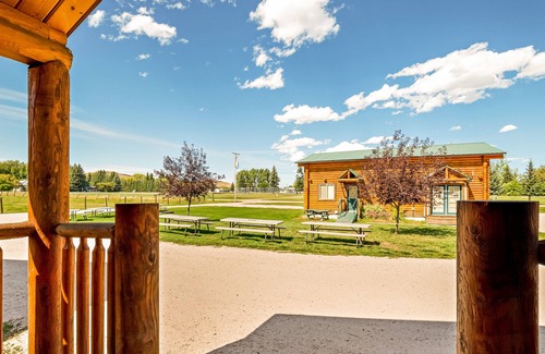 St. Charles Cabin | Rustic studio w/ a kitchenette plus shared sports courts, grills, & more