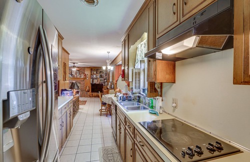Thomasville Cottage | Rustic Thomasville Home w/Deck: 2 Mi to Downtown!