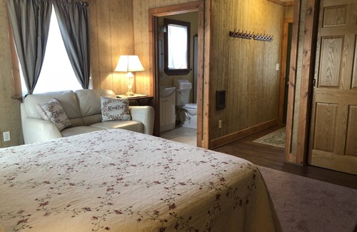 Nelsonville Bed & Breakfast | Rustic Warm Queen Size Room in near Nelsonville Historic District, Hocking Hills