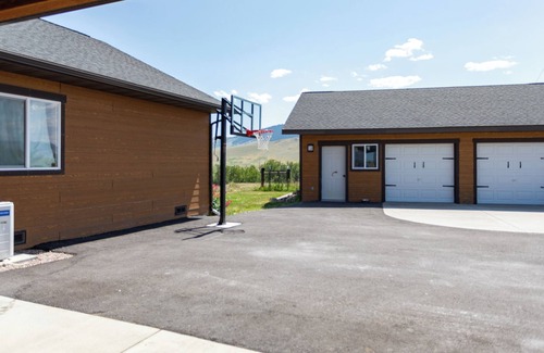 Charlo House | Rustically charming 4-bedroom house with WiFi and AC in Charlo