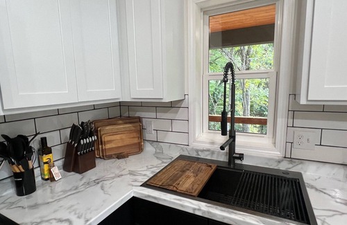 Burnsville House | Ruth's Place a private getaway located in the city limits feels like the country