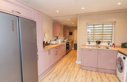 Muston Cottage | RUTLAND GRANGE, pet friendly, country holiday cottage in Filey