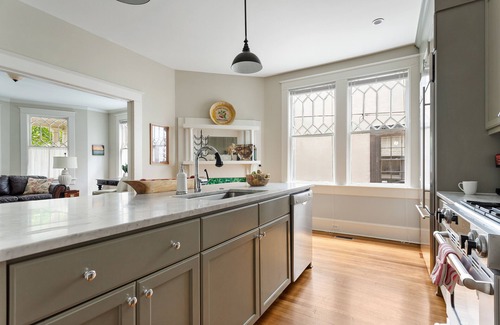 Radcliffeborough Apartment | Rutledge Avenue Inn | Downtown Luxury