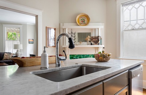 Radcliffeborough Apartment | Rutledge Avenue Inn | Downtown Luxury