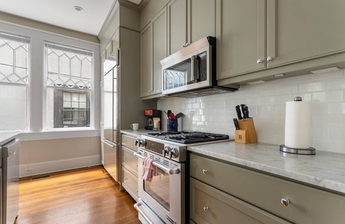 Radcliffeborough Apartment | Rutledge Avenue Inn | Downtown Luxury